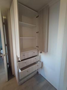a cupboard with drawers in a room at Arriendo hermoso departamento in Santiago