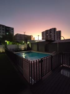 a swimming pool on the roof of a building at Arriendo hermoso departamento in Santiago