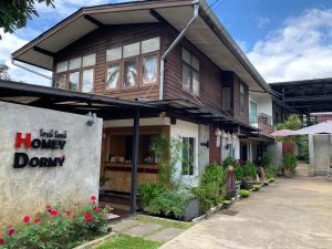 uma casa com um sinal que lê mel para baixo em Homey Dormy Chiangrai em Chiang Rai