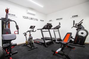 Fitness centrum a/nebo fitness zařízení v ubytování Hotel Suites Mar Elena