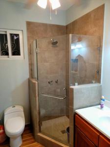 La salle de bains est pourvue d'une douche, de toilettes et d'un lavabo. dans l'établissement Authentic 4 bedroom house !, à Roatán