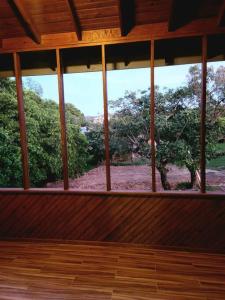羅阿坦的住宿－Authentic 4 bedroom house !，树木繁茂的客房内的窗户享有美景