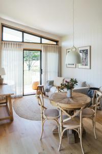 ein Wohnzimmer mit einem Tisch und einem Sofa in der Unterkunft Cupitt's Estate Villas in Ulladulla