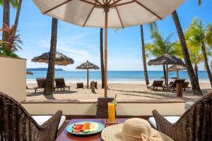 einen Tisch mit einem Teller Essen am Strand in der Unterkunft Bayview - The Beach Resort in Ngapali