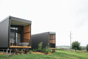 een modern huis met een zwarte buitenkant bij Cupitt's Estate Villas in Ulladulla