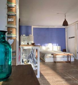 1 dormitorio con 1 cama y un jarrón sobre una mesa en BlueMoon Studio on the Beach!, en Trou d'Eau Douce