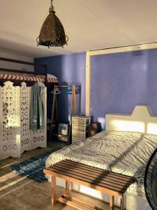 sypialnia z łóżkiem i niebieską ścianą w obiekcie BlueMoon Studio on the Beach! w mieście Trou dʼ Eau Douce