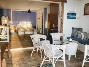 sala de estar con sillas blancas y sofá en BlueMoon Studio on the Beach!, en Trou d'Eau Douce
