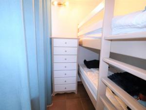 Katil dua tingkat atau katil-katil dua tingkat dalam bilik di Appartement Le Grau-du-Roi, 2 pièces, 4 personnes - FR-1-307-158