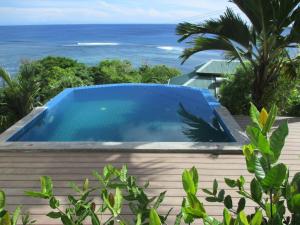 una piscina con vista sull'oceano sullo sfondo di Chalets Bougainville a Takamaka