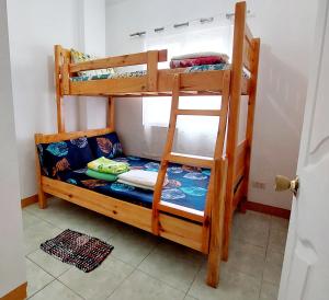 Palanda nebo palandy na pokoji v ubytování TripleJS Corner House