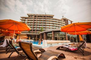 Aquaworld Resort Budapest tesisinde veya buraya yakın yüzme havuzu