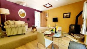 un soggiorno con un divano e un tavolo di The Annexe a Radstock