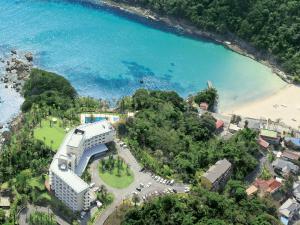 una vista aérea de un complejo y una playa en Shimoda Tokyu Hotel, en Shimoda