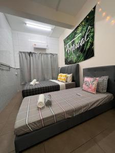 Postel nebo postele na pokoji v ubytování Room1#IG theme Bargainous#Shared Bathroom#3pax#2min Kek Lok Si