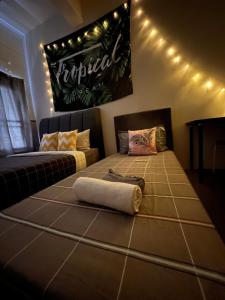 Postel nebo postele na pokoji v ubytování Room1#IG theme Bargainous#Shared Bathroom#3pax#2min Kek Lok Si