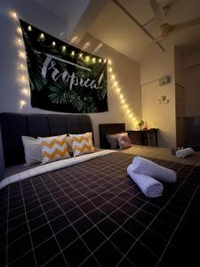 Postel nebo postele na pokoji v ubytování Room1#IG theme Bargainous#Shared Bathroom#3pax#2min Kek Lok Si