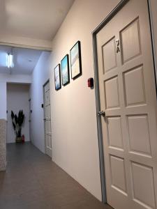 Fotografie z fotogalerie ubytování Room1#IG theme Bargainous#Shared Bathroom#3pax#2min Kek Lok Si v destinaci Ayer Itam