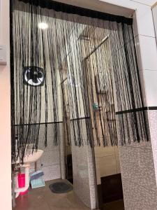 Koupelna v ubytování Room1#IG theme Bargainous#Shared Bathroom#3pax#2min Kek Lok Si + 20 fotografií