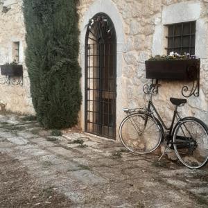 una bicicleta estacionada junto a un edificio con ventana en B&B Casal Cominium en San Donato Val di Comino