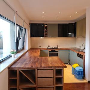 オトペニにあるWhite Galaxy Villaの中央に木製のアイランドがあるキッチン +96枚の写真