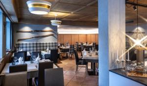 un restaurante con mesas y sillas en una habitación en Hotel Bellavista en Alpe di Siusi