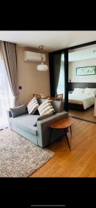 un salon avec un canapé et un lit dans l'établissement Seaside vacation, à Rawai Beach