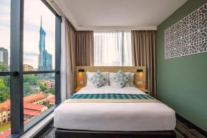 Кровать или кровати в номере Santa Grand Signature Kuala Lumpur