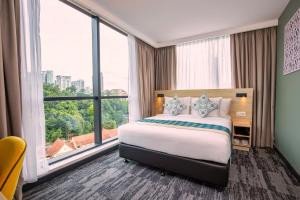 Кровать или кровати в номере Santa Grand Signature Kuala Lumpur