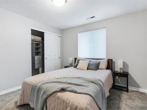 Un dormitorio con una cama grande y una ventana en No Place Like Home, en Vancouver