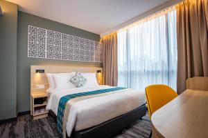 Кровать или кровати в номере Santa Grand Signature Kuala Lumpur