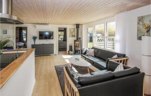 een woonkamer met een bank en een tafel bij 3 Bedroom Stunning Home In Sams in Onsbjerg