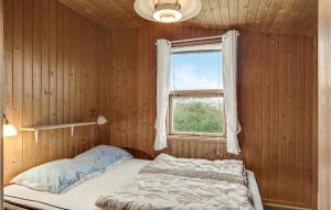 1 dormitorio con cama y ventana en Pet Friendly Home In Hadsund With Wifi en Haslevgårde
