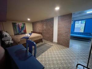 um quarto com uma cama e uma parede de tijolos em Maison Zen Aphay em Luang Prabang