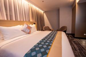 Кровать или кровати в номере Santa Grand Signature Kuala Lumpur