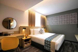 Кровать или кровати в номере Santa Grand Signature Kuala Lumpur