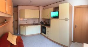 A kitchen or kitchenette at Ruscello apartment
