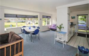 uma sala de estar com uma mesa e um sofá em 2 Bedroom Lovely Home In Sams em Onsbjerg