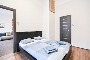 ブダペストにあるOpera Elegance Andrassyのベッドルーム1室(大型ベッド1台、青いタオル付)