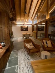 Χώρος καθιστικού στο Duplex Spa Access in front of skislope by Jolidi