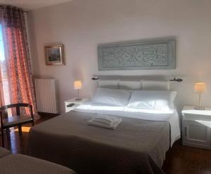 a hotel room with a bed and a window at MA.DI BB in Rocca San Giovanni