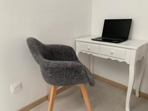 Telewizja i/lub zestaw kina domowego w obiekcie La coulée verte