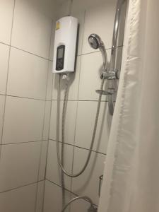 een douche in een badkamer met een douchekop bij GO INN Khaosan Road - โก อินน์ ตรอกข้าวสาร in Bangkok +15 foto's