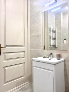 bagno con lavandino bianco e porta di leselidze apartament a Tbilisi City