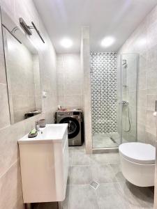 La salle de bains est pourvue d'un lavabo, de toilettes et d'une douche. dans l'établissement leselidze apartament, à Tbilissi