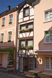 ein Gebäude mit Topfpflanzen an den Fenstern in der Unterkunft Mosel Röschen in Bernkastel-Kues