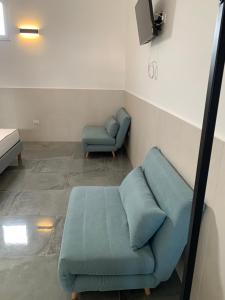 サン・ピエトロ・イン・ベヴァーニャにあるSan Pietro Homeの青いソファと椅子が備わる待合室