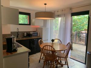 a kitchen and dining room with a table and chairs at Villa david in Grabels