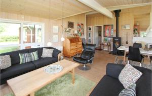 ein Wohnzimmer mit einem Sofa und einem Tisch in der Unterkunft Stunning Home In Sams With Wifi in Onsbjerg