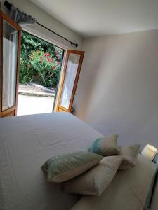 ein Schlafzimmer mit einem Bett mit zwei Kissen und einem Fenster in der Unterkunft Somnis Menorca in Arenal d'en Castell